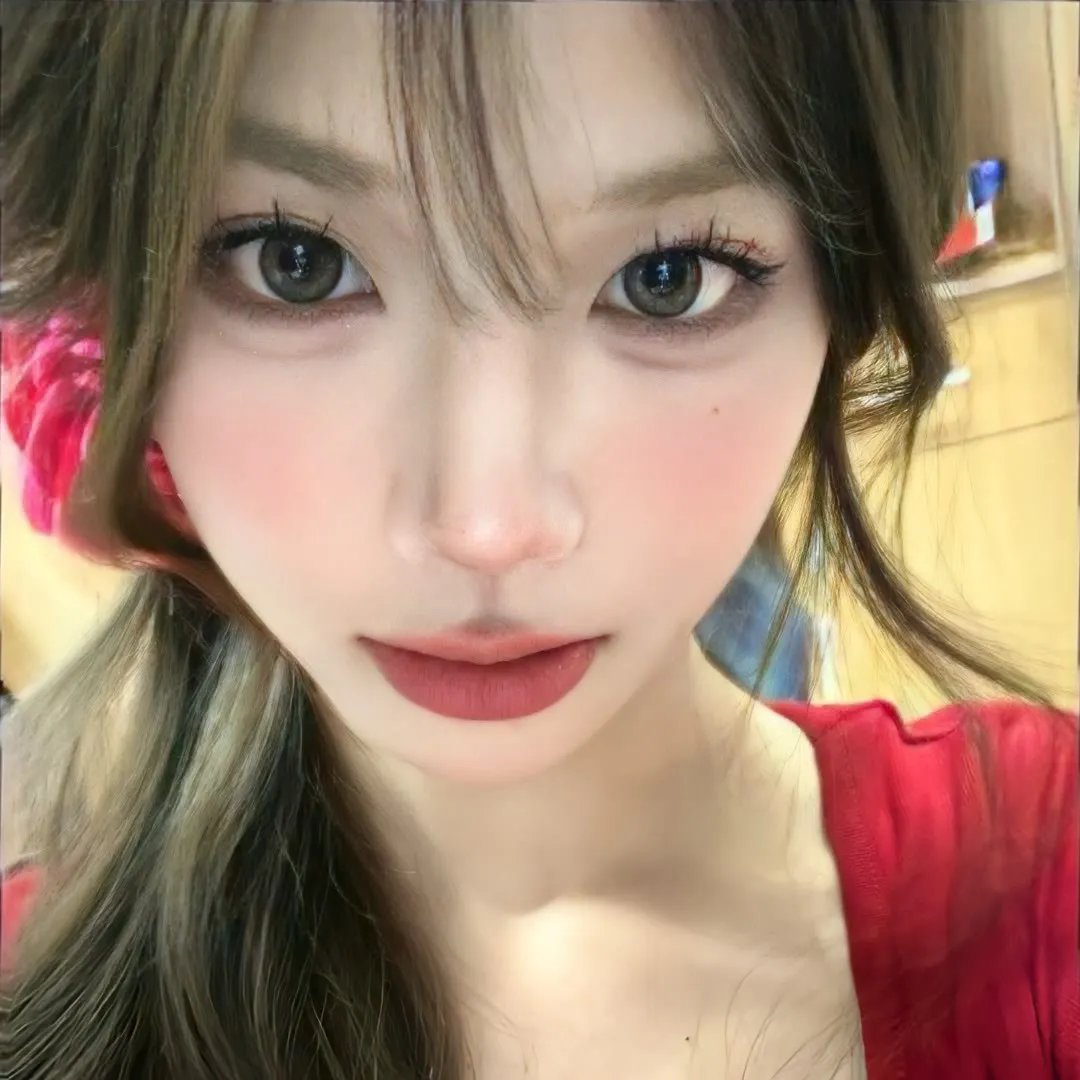 穿白丝绸的女人